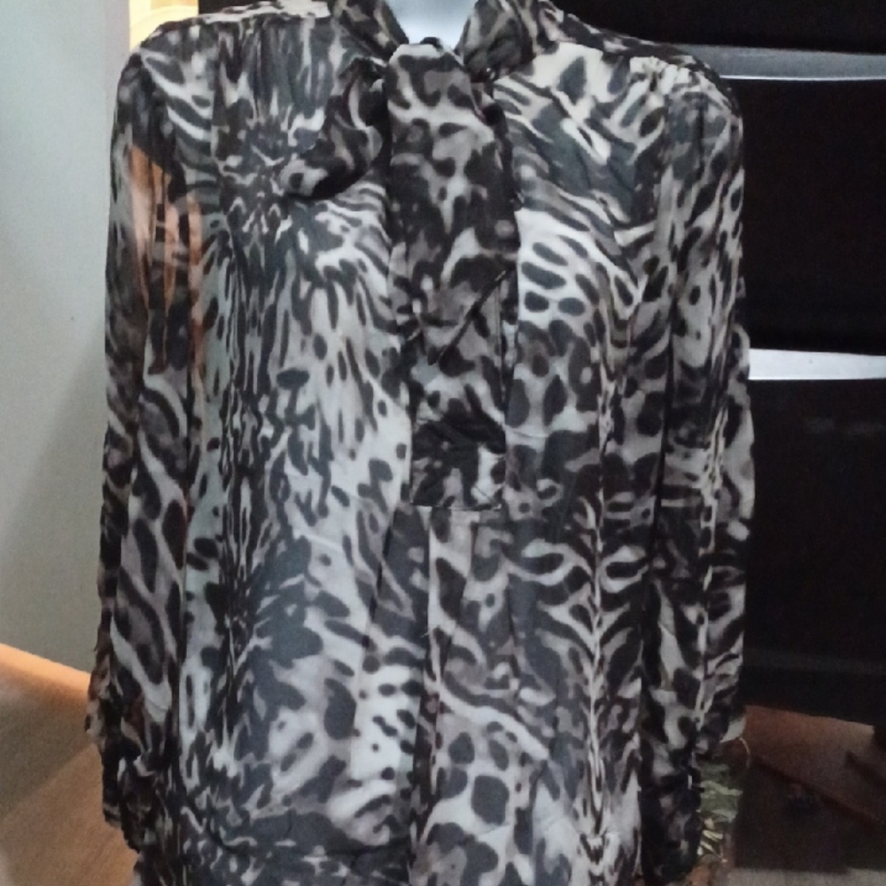 Jennifer Lopez Black and White Ruffled Long Sleeve Blouse
